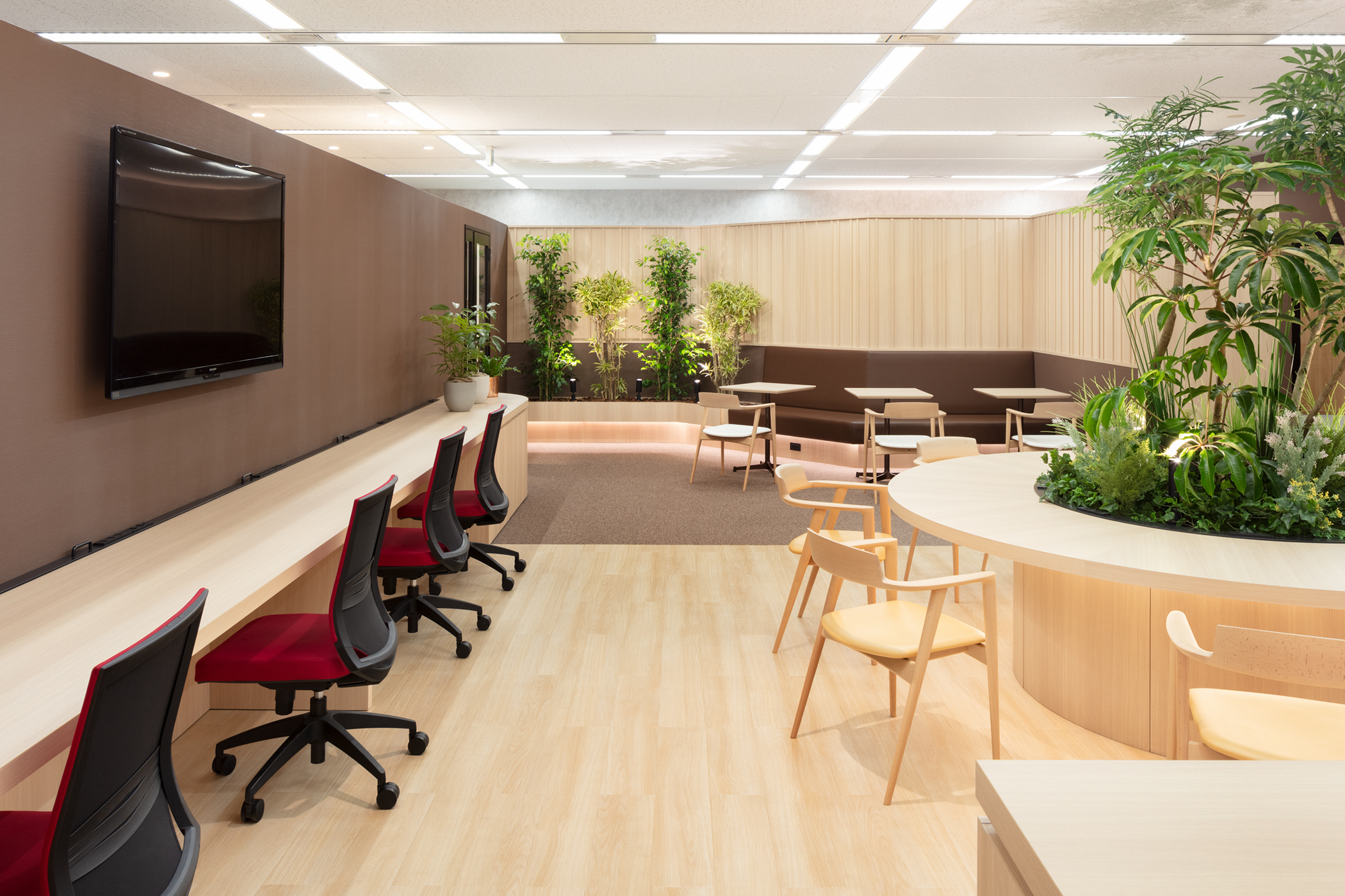 木目調を生かしたカフェのようなフリーアドレスのオフィスデザイン